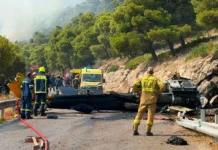 Νεκροί Δανός πιλότος και Έλληνας σύνδεσμος, μετά τη σύγκρουση των δύο πυροσβεστικών ελικοπτέρων που επιχειρούσαν στη φωτιά στην Ψάθα