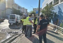 Τα συνεργεία της ΔΕΥΑΜΒ εργάζονται εντατικά προκειμένου να αποκαταστήσουν τη μεγάλη ζημιά που προκάλεσε ανεύθυνος εργολάβος.