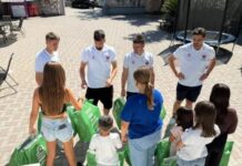 Οι ποδοσφαιριστές του Βόλου ELABET δίπλα στα παιδιά του Ορφανοτροφείου